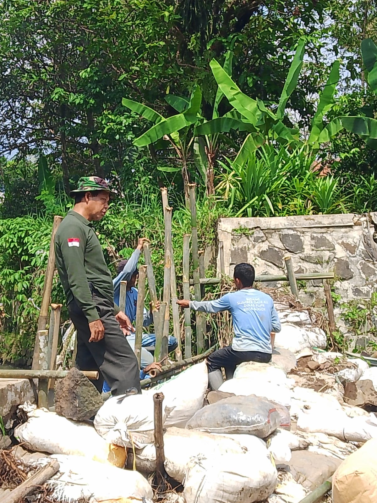 PUPR Kota Bogor Tinjau Lokasi Banjir di Cikaret, Warga Bergerak Cepat Perbaiki TPT Jebol