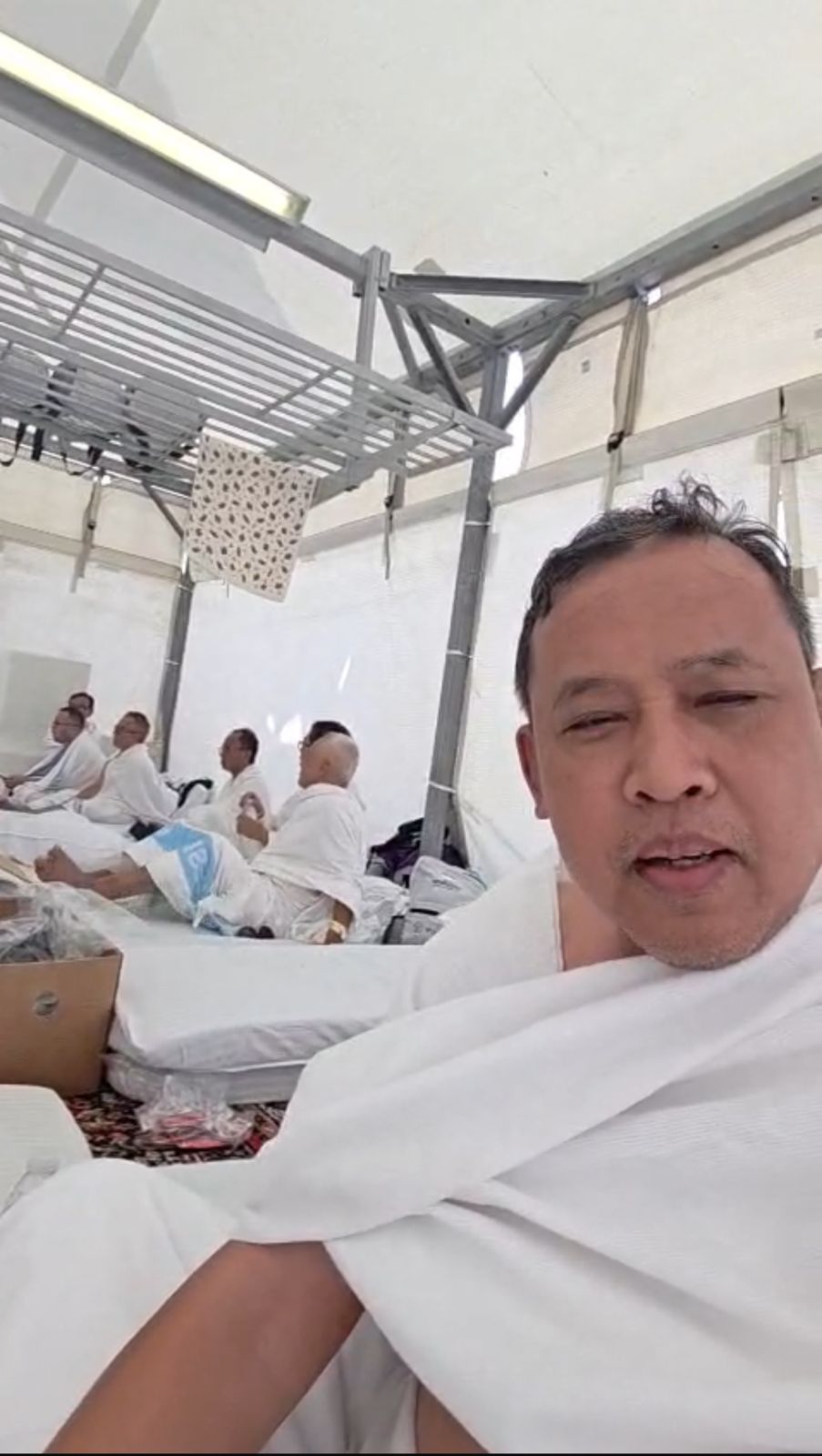 Wali Kota Bekasi Bagikan Kehangatan Kebersamaan Jemaah di Mina Jelang Wukuf