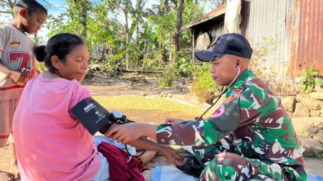 Saat Warga Membutuhkan, Satgas Yonarmed 12 Kostrad Hadir Membawa Layanan Kesehatan Hingga Pelosok Perbatasan