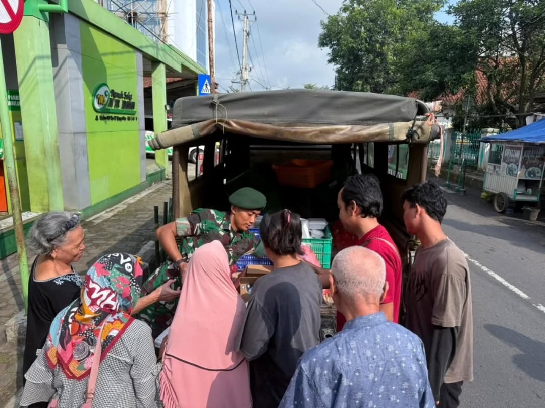 Yonif 323 Kostrad Jadikan Jumat Berkah Sebagai Jembatan Kepedulian antara Prajurit dan Masyarakat