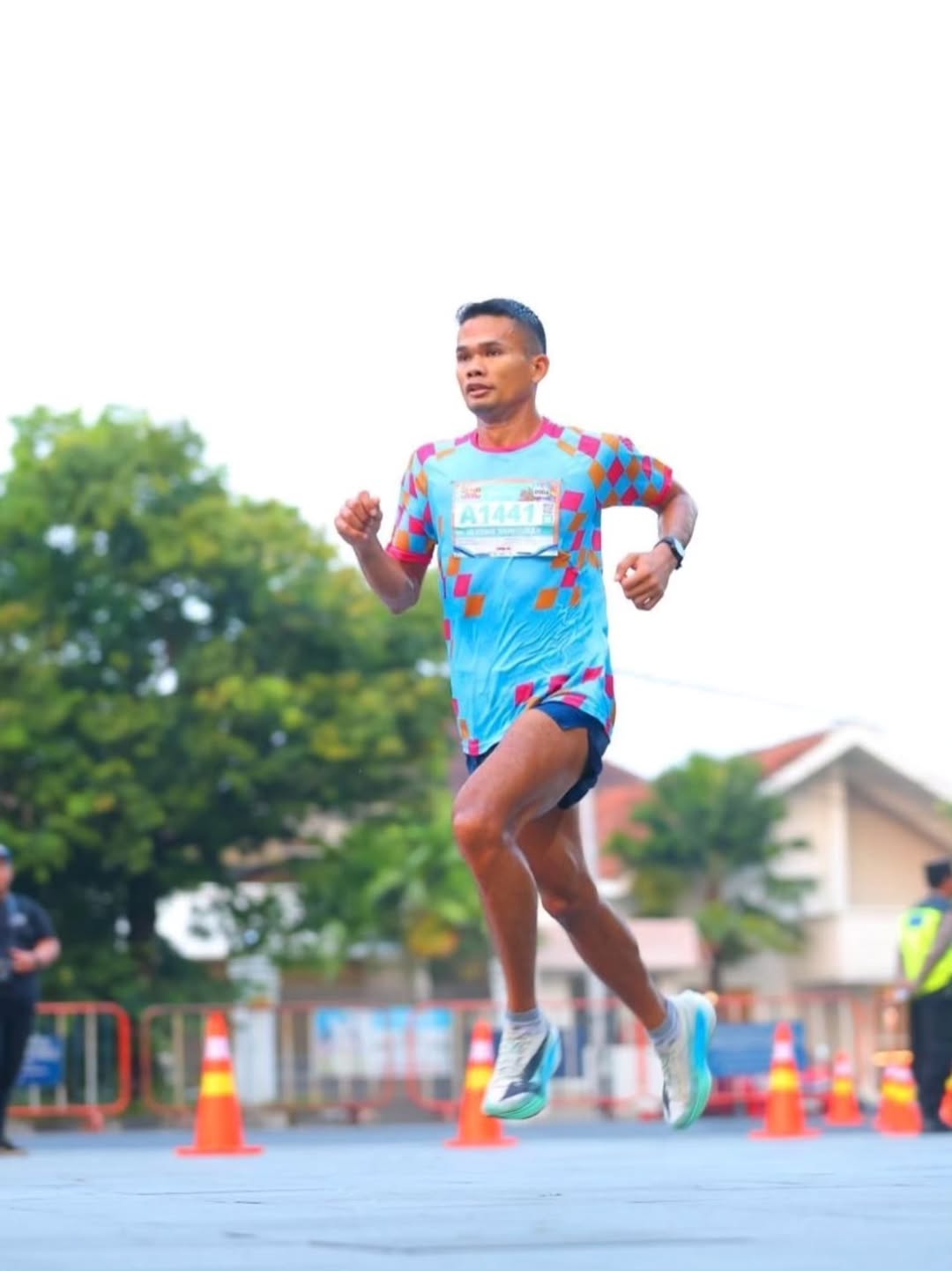 Praka Hendrik Nainggolan Buktikan Ketangguhan Prajurit di Lintasan Lari, Yonif 323 Kostrad Borong Prestasi di AdipatiQRIS Run 2026