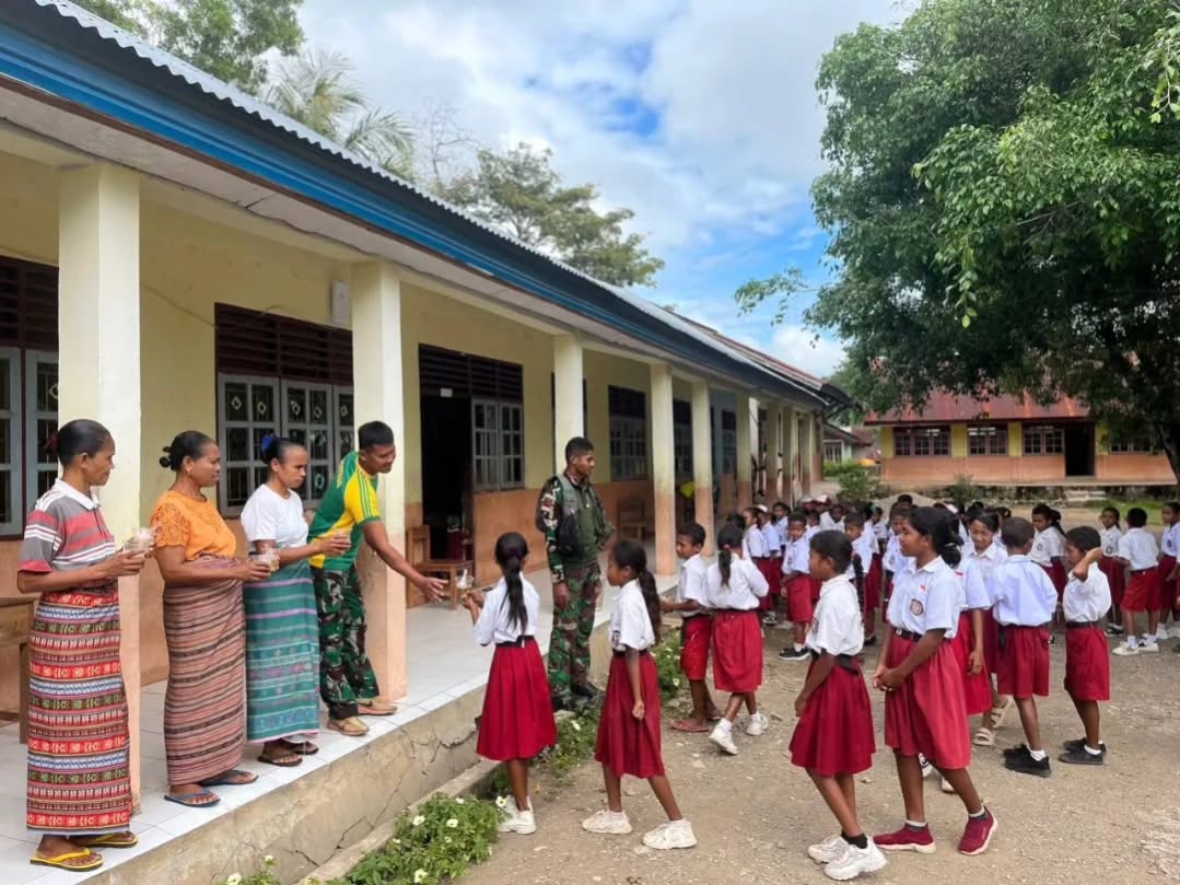 Bukan Sekadar Menjaga Perbatasan, Prajurit Yonarhanud 2 Kostrad Hadir Menjaga Tumbuh Kembang Anak Negeri