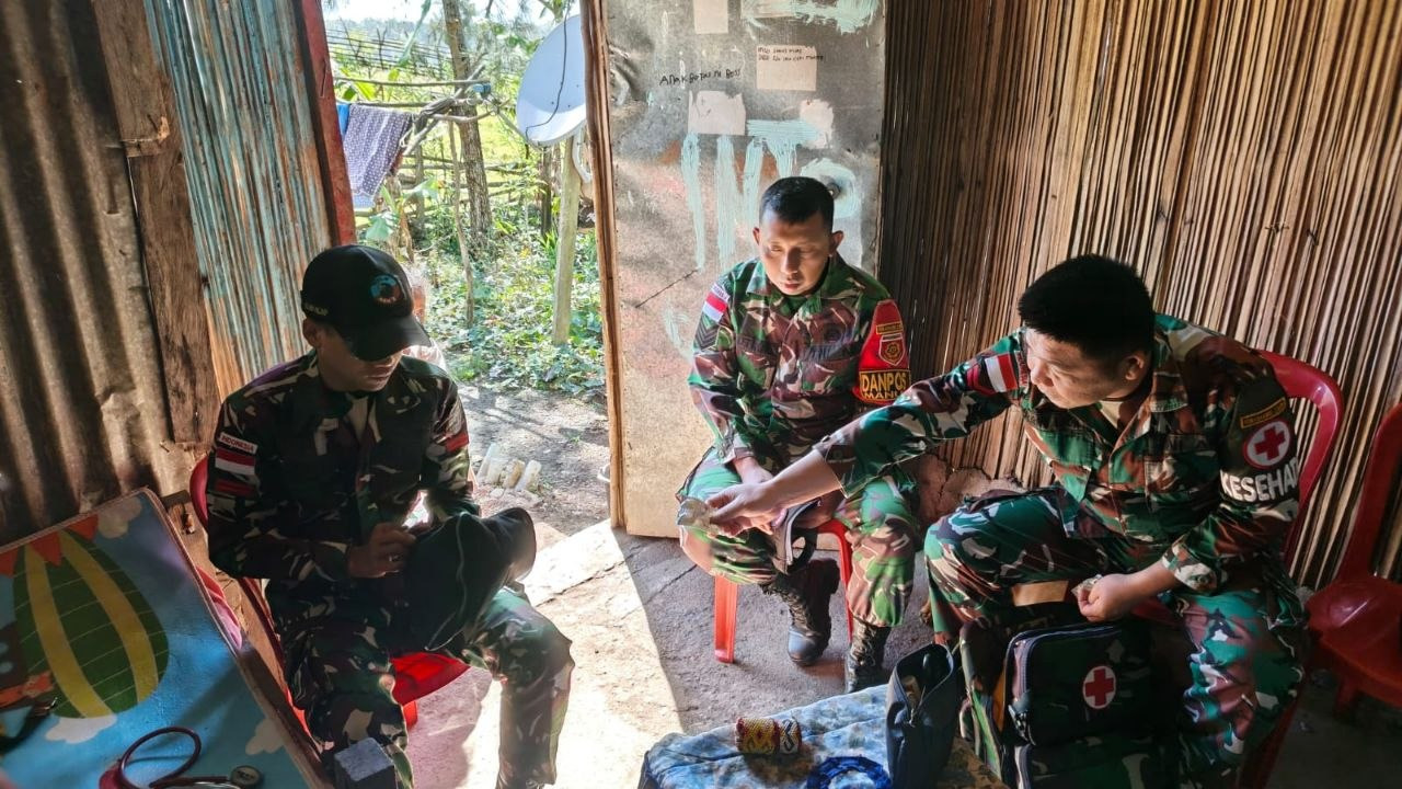 Jangkau Warga Hingga Daerah Terpencil, Satgas Yonarhanud 2 Kostrad Hadirkan Layanan Kesehatan Gratis di Perbatasan