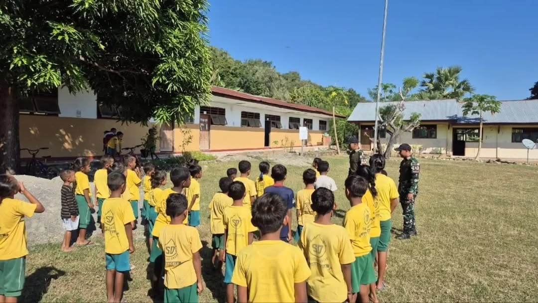TNI Mengajar di Perbatasan, Satgas Yonarhanud 2 Kostrad Hadirkan Motivasi dan Harapan bagi Anak-Anak Natemnanu