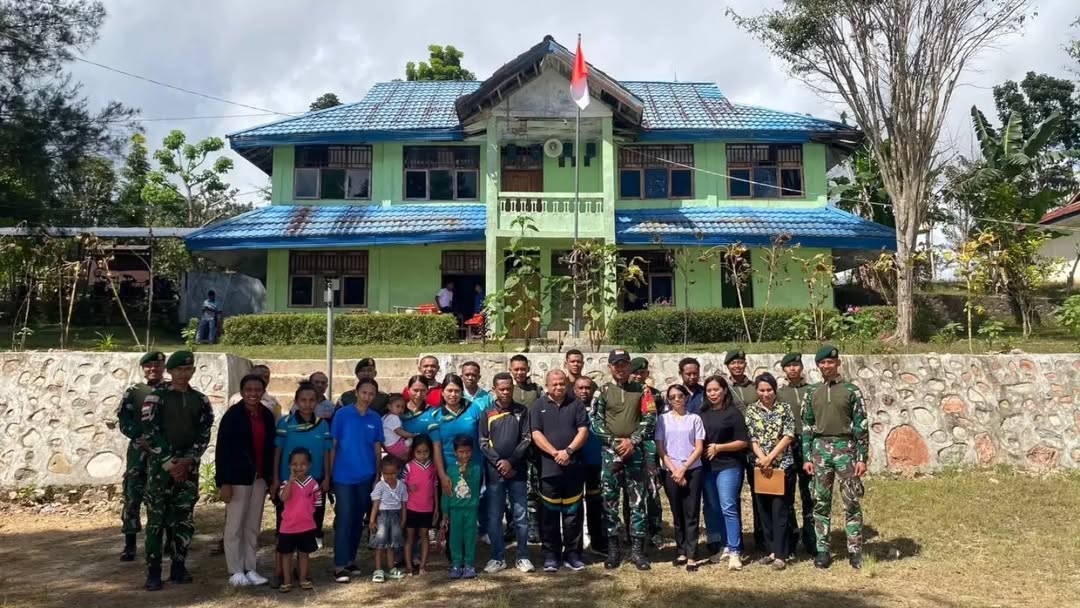 Sentuhan Humanis di Perbatasan, Satgas Yonarhanud 2 Kostrad Berbagi Sarapan untuk Pelajar Desa Oeolo