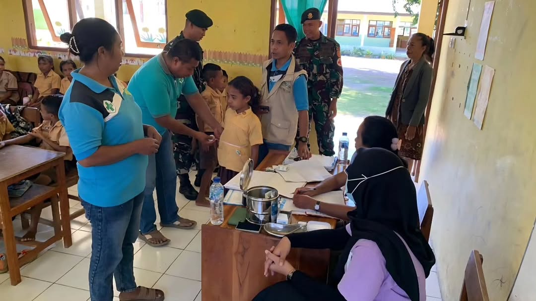 Kolaborasi TNI dan Tenaga Kesehatan Sentuh Pelajar Perbatasan, Yonarmed 12 Kostrad Dorong Terciptanya Generasi Sehat