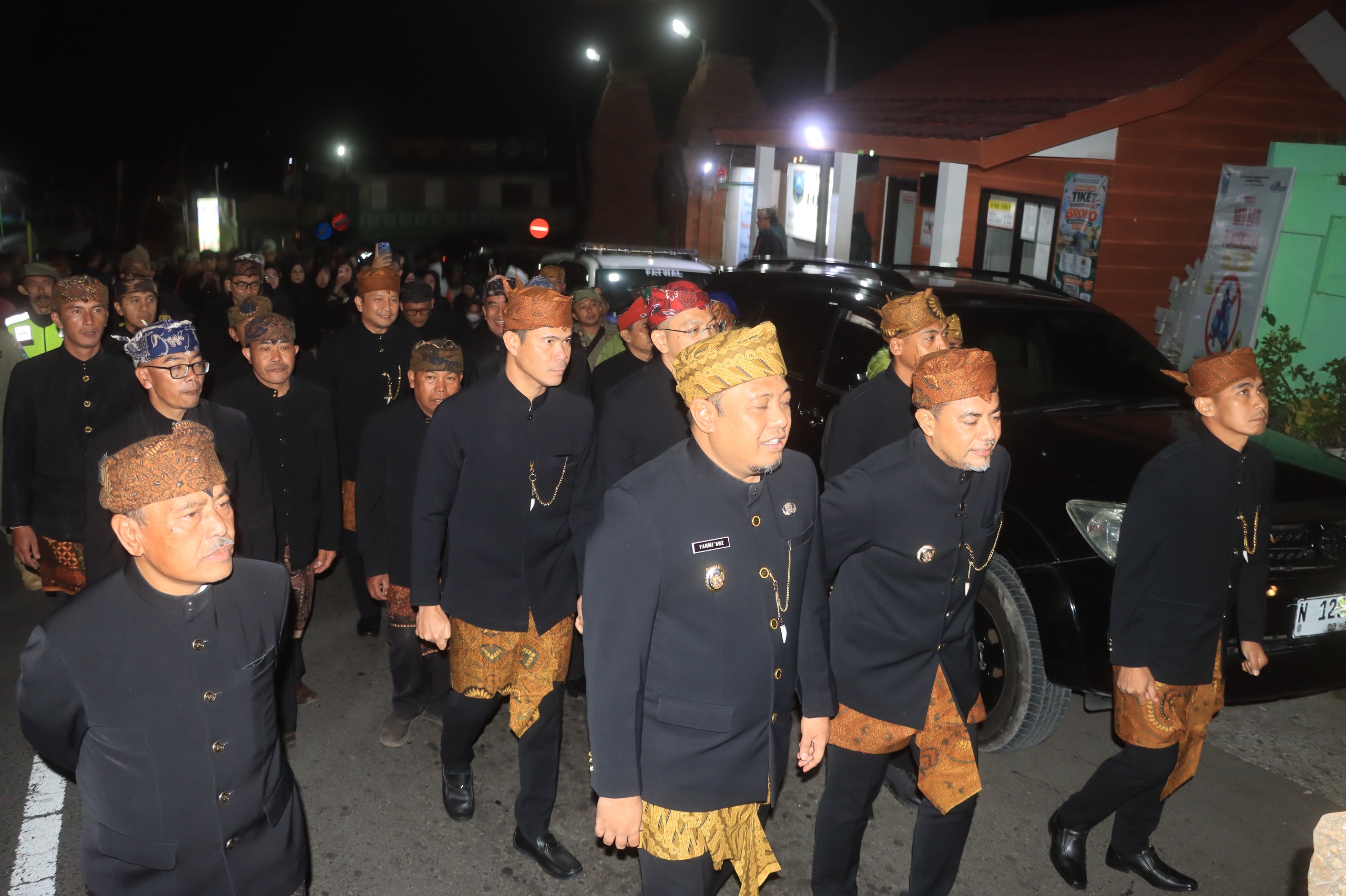 Yadnya Kasada 2026, Kapolres Probolinggo Kota Dikukuhkan sebagai Warga Kehormatan Masyarakat Tengger