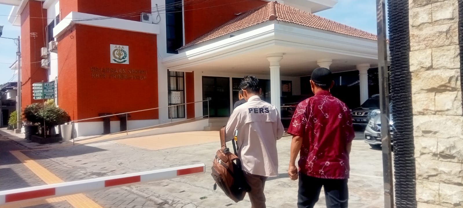 Kejanggalan Kegiatan Kelurahan, Warga Pilang Datangi Kejaksaan