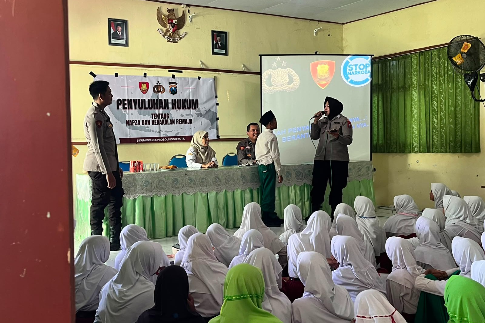 Polres Probolinggo Kota Edukasi 256 Siswa Baru SMP Negeri 4 tentang Bahaya NAPZA Saat MPLS