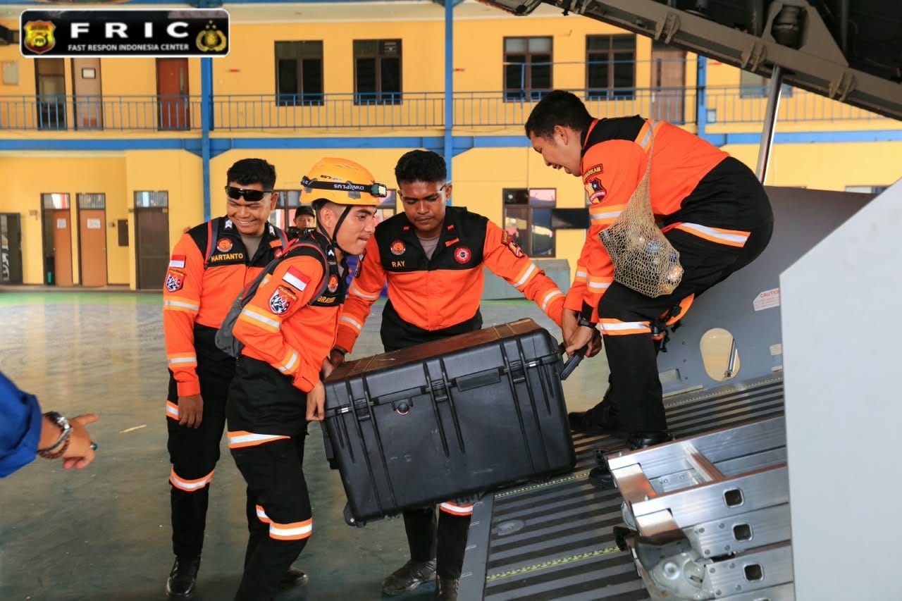 Terus Bergerak, Polri Kembali Kirim Personel K9 dan 2,5 Ton Logistik untuk Korban Gempa NTT