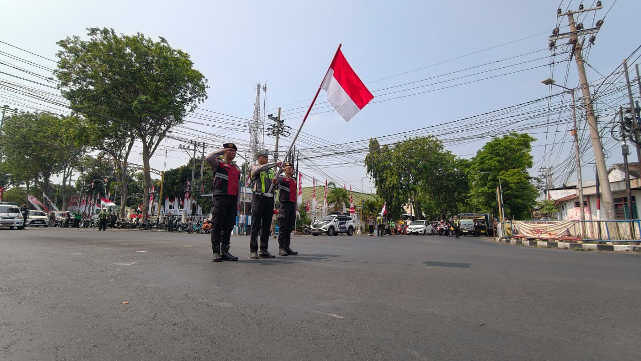Detik-detik Proklamasi di Traffic Light Brak Probolinggo, Pengendara Kompak Hormat Merah Putih