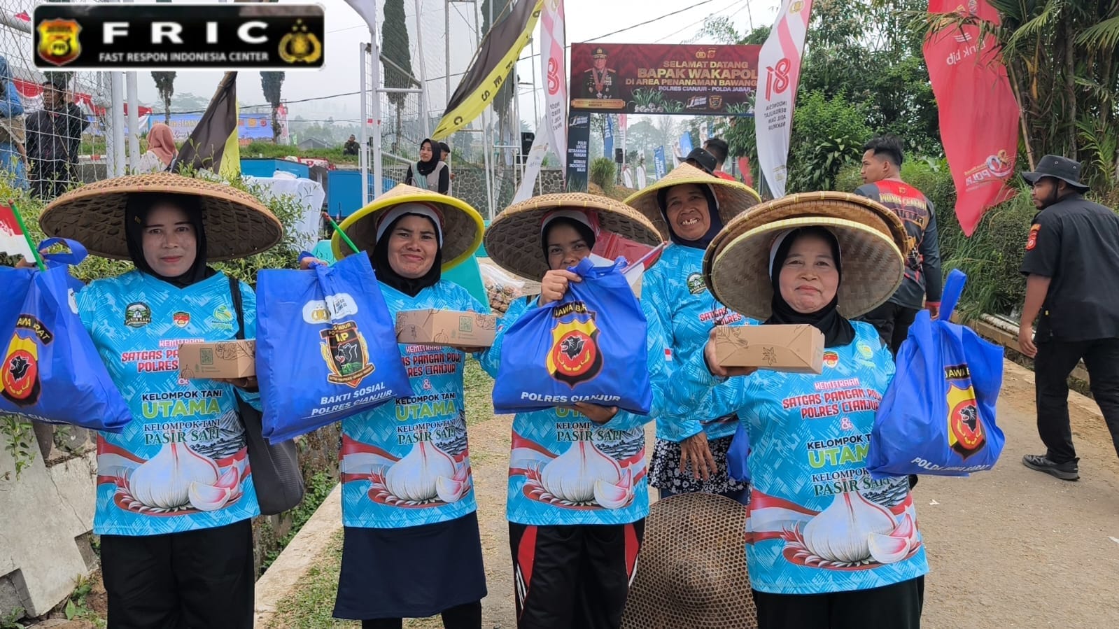 Bahagia Petani Bawang Putih Cianjur usai Terima Bansos dari Wakapolri